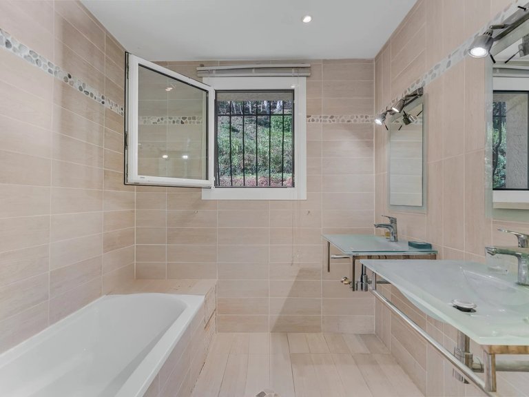 Villa for Sale in Cavalaire Sur Mer, Provence Coast (cassis To Cavalaire) 16