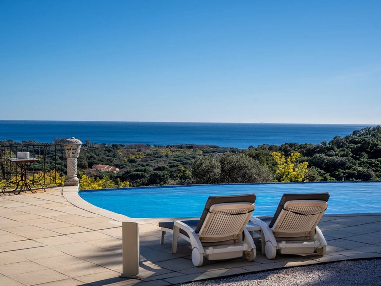 Villa for Sale in Cavalaire Sur Mer, Provence Coast (cassis To Cavalaire) 3