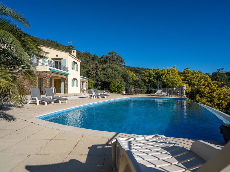 Villa for Sale in Cavalaire Sur Mer, Provence Coast (cassis To Cavalaire) 4