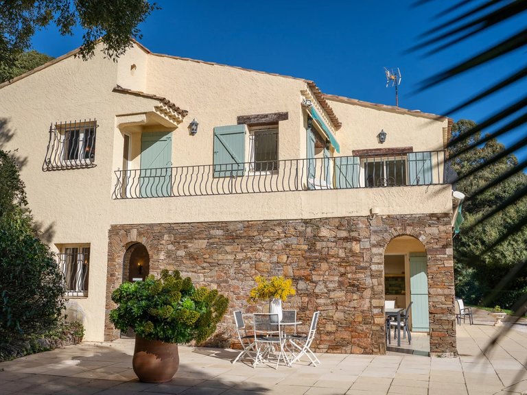 Villa for Sale in Cavalaire Sur Mer, Provence Coast (cassis To Cavalaire) 6