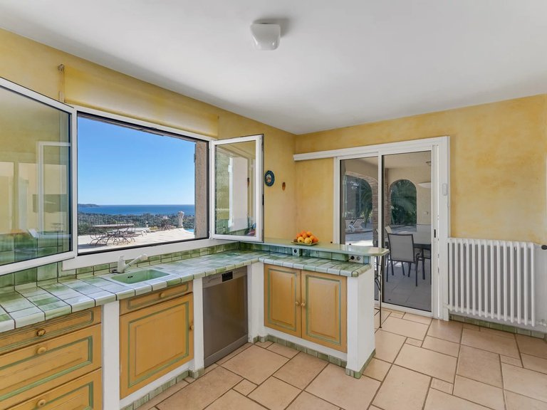 Villa for Sale in Cavalaire Sur Mer, Provence Coast (cassis To Cavalaire) 9