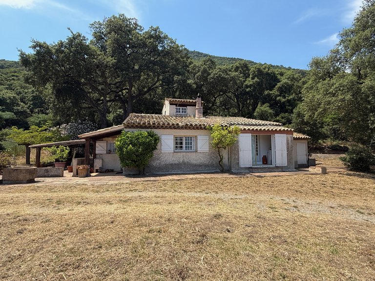 Villa for Sale in Cavalaire Sur Mer, Provence Coast (cassis To Cavalaire) 2