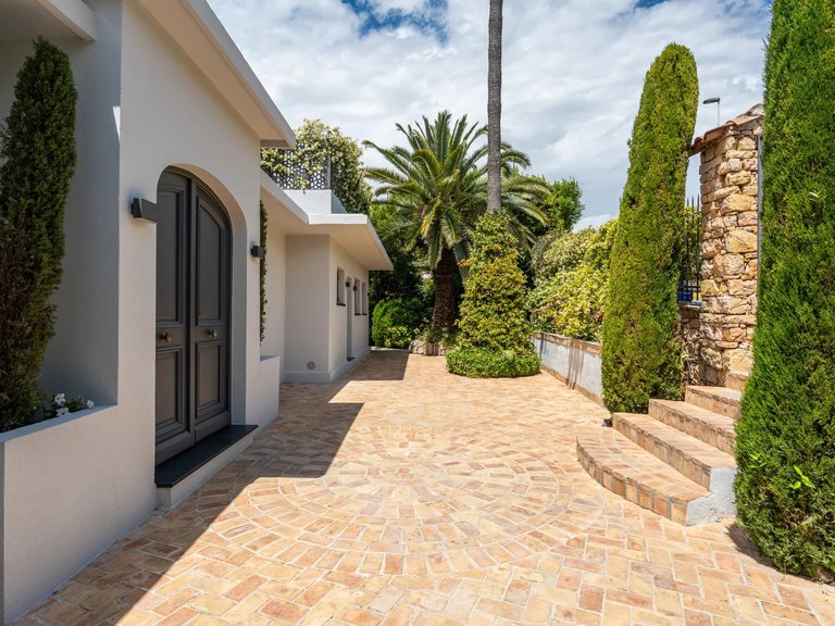 Villa for Sale in Cannes, Cannes Area 18