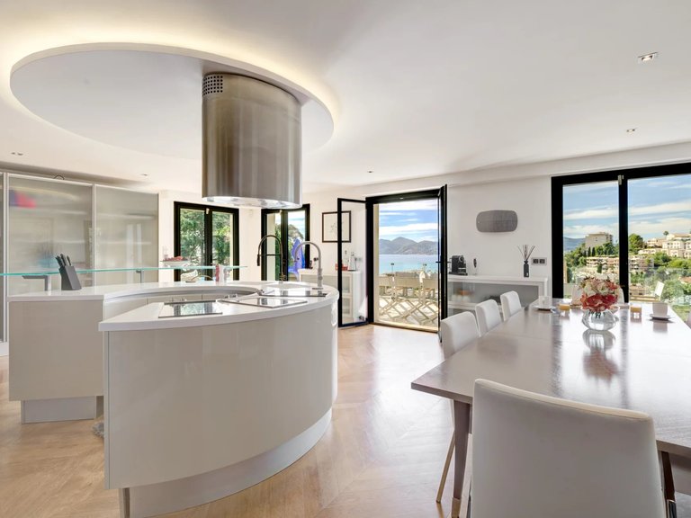 Villa for Sale in Cannes, Cannes Area 2