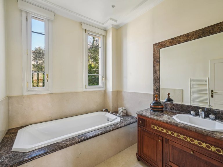 Villa for Sale in Cannes, Cannes Area 17
