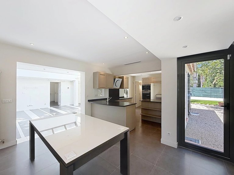 Villa for Sale in Cannes, Cannes Area 11