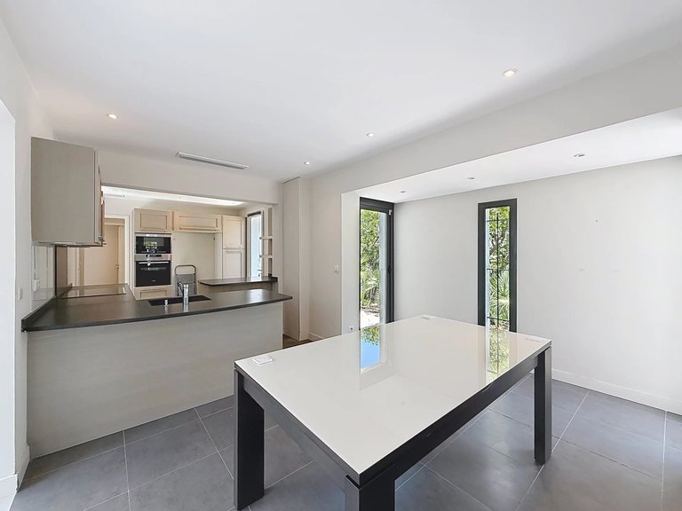 Villa for Sale in Cannes, Cannes Area 13