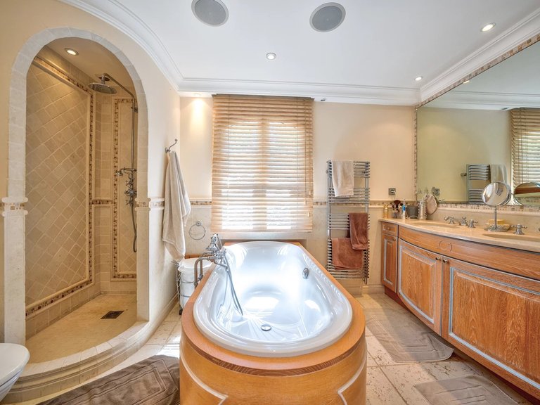 Villa for Sale in Valbonne, Mougins, Valbonne, Grasse Area 16