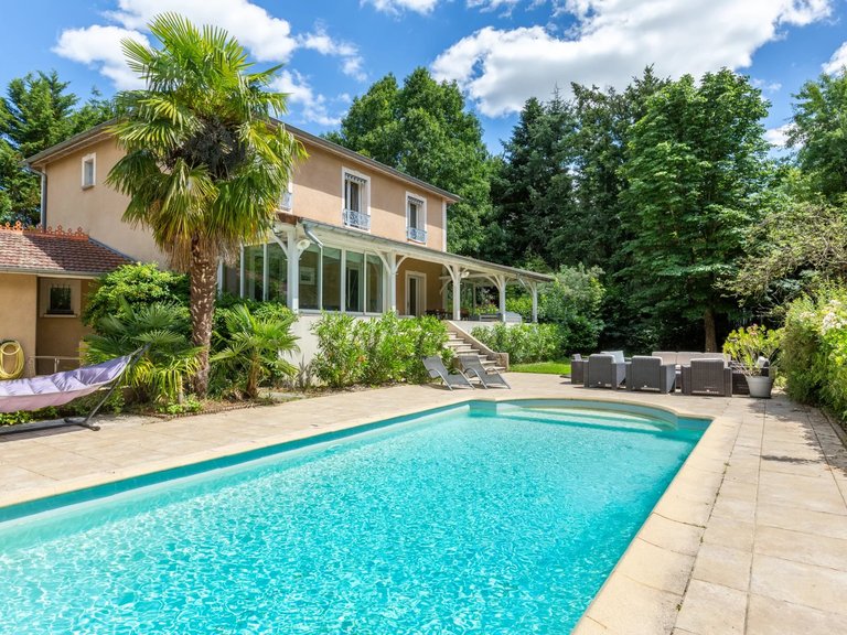 Villa for Sale in Ecully, Beaujolais / Pierres Dorees 1