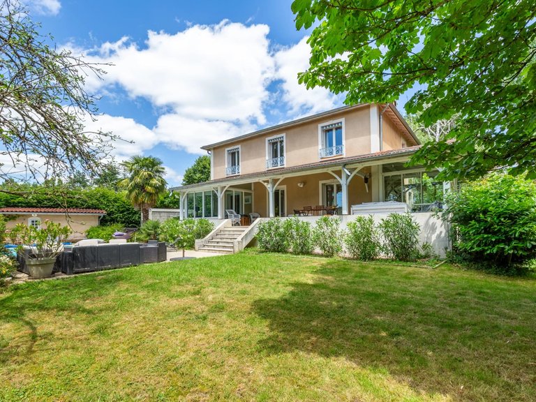 Villa for Sale in Ecully, Beaujolais / Pierres Dorees 3