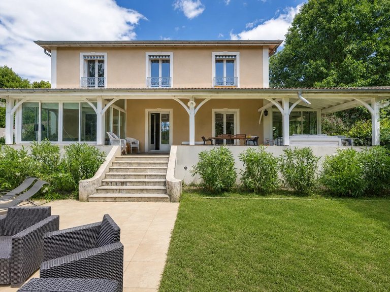 Villa for Sale in Ecully, Beaujolais / Pierres Dorees 4