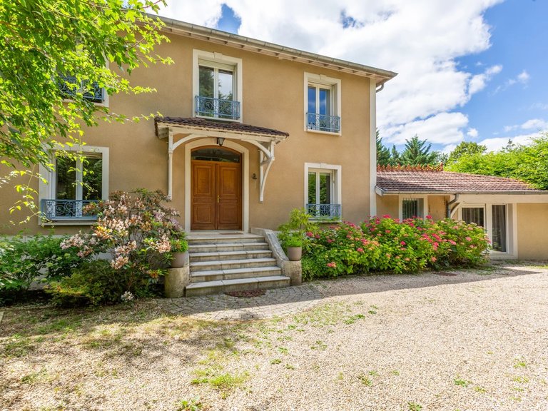 Villa for Sale in Ecully, Beaujolais / Pierres Dorees 6