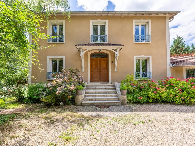 Villa for Sale in Ecully, Beaujolais / Pierres Dorees 7