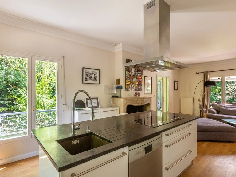 Villa for Sale in Ecully, Beaujolais / Pierres Dorees 9