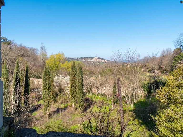 Villa for Sale in Bonnieux, The Luberon / Vaucluse 3