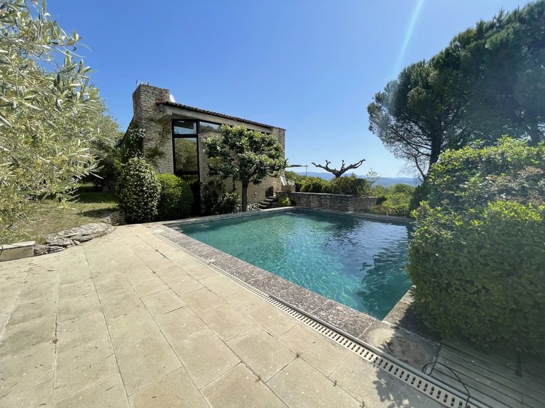 Villa for Sale in Gordes, The Luberon / Vaucluse 1