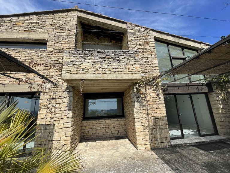 Villa for Sale in Gordes, The Luberon / Vaucluse 2