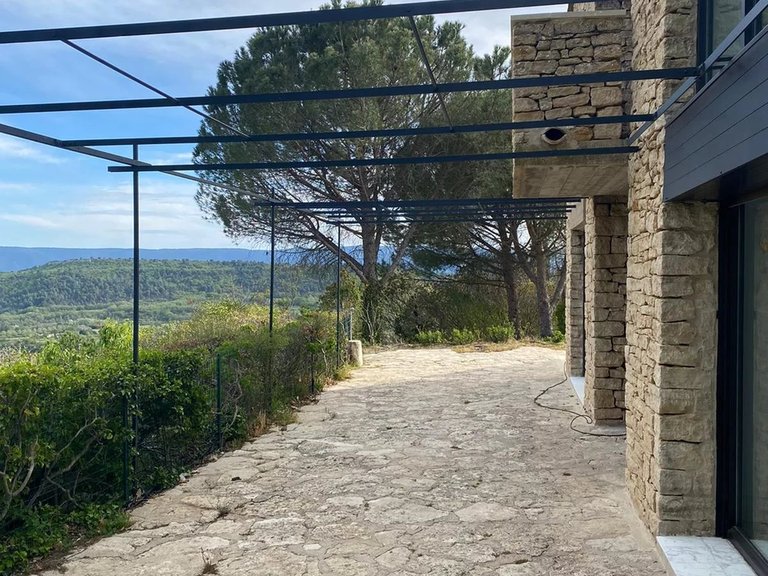 Villa for Sale in Gordes, The Luberon / Vaucluse 3