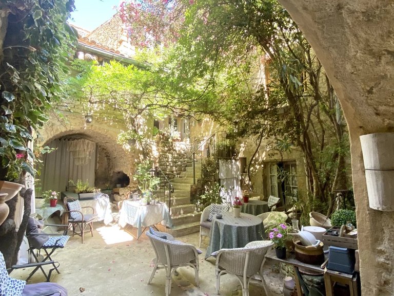 Villa for Sale in Lourmarin, The Luberon / Vaucluse 1