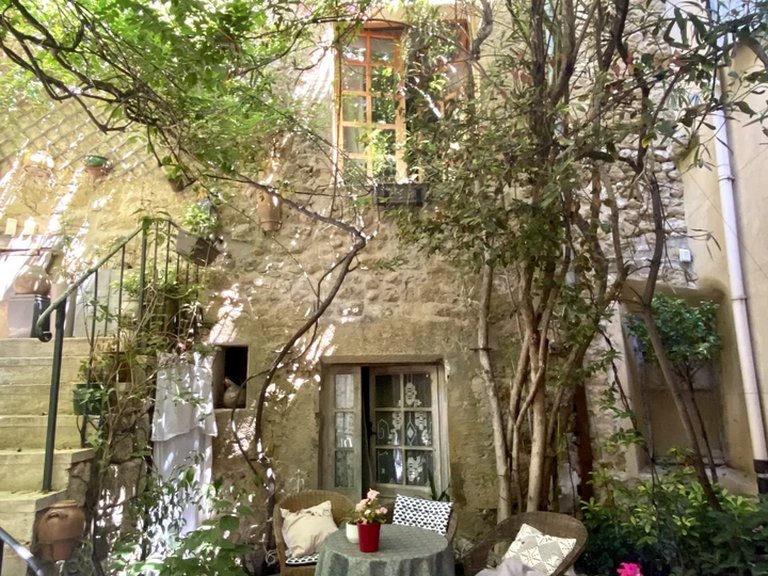 Villa for Sale in Lourmarin, The Luberon / Vaucluse 5