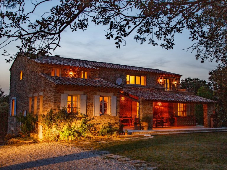 Villa for Sale in Bonnieux, The Luberon / Vaucluse 4