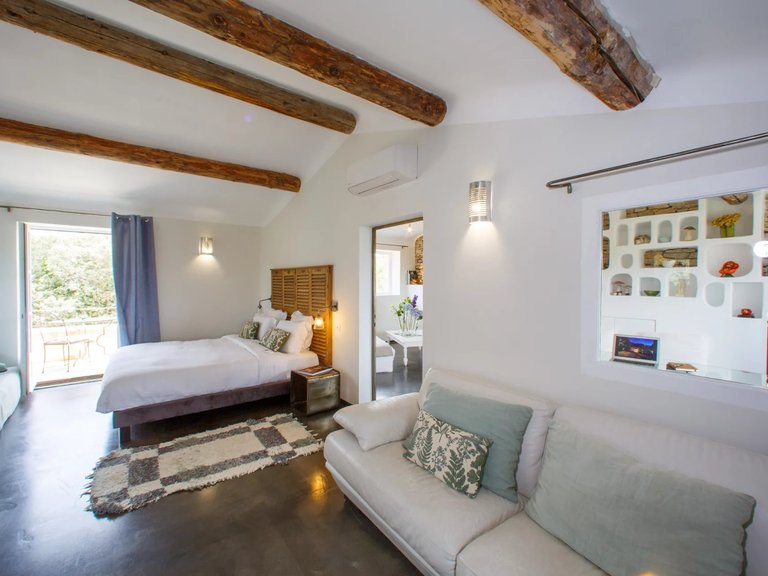 Villa for Sale in Bonnieux, The Luberon / Vaucluse 13