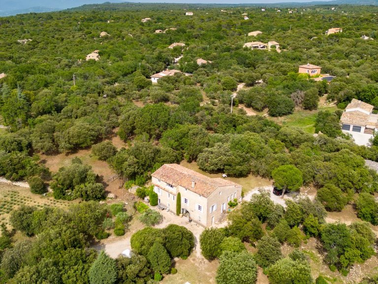 Villa for Sale in Bonnieux, The Luberon / Vaucluse 2