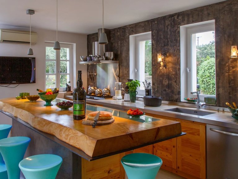 Villa for Sale in Bonnieux, The Luberon / Vaucluse 6