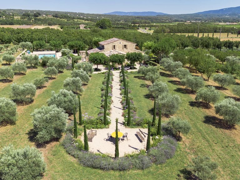 Villa for Sale in Gordes, The Luberon / Vaucluse 1