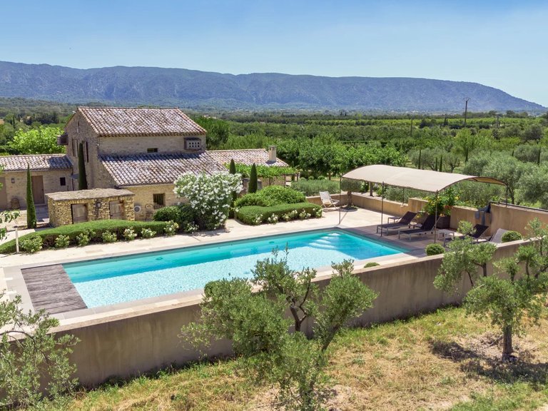 Villa for Sale in Gordes, The Luberon / Vaucluse 2