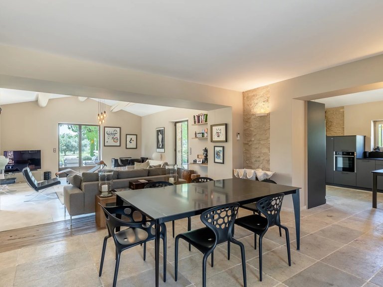 Villa for Sale in Gordes, The Luberon / Vaucluse 5
