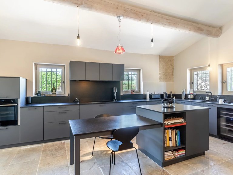 Villa for Sale in Gordes, The Luberon / Vaucluse 8