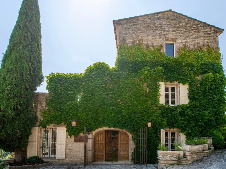 Villa for Sale in Gordes, The Luberon / Vaucluse 3