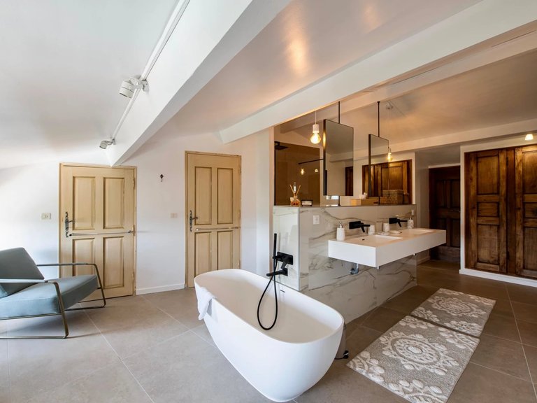 Villa for Sale in Gordes, The Luberon / Vaucluse 12
