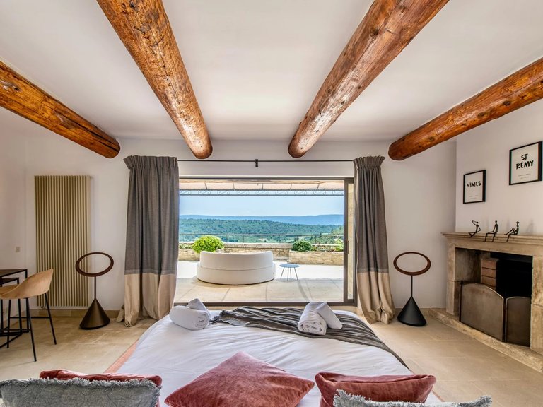 Villa for Sale in Gordes, The Luberon / Vaucluse 1