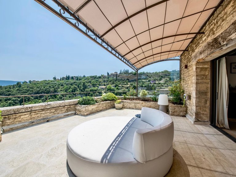 Villa for Sale in Gordes, The Luberon / Vaucluse 2