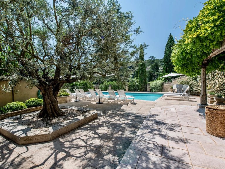 Villa for Sale in Gordes, The Luberon / Vaucluse 4