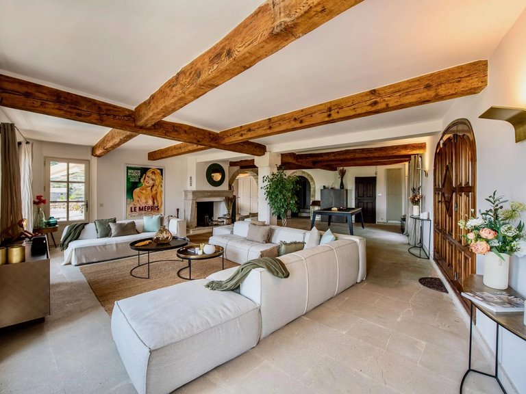 Villa for Sale in Gordes, The Luberon / Vaucluse 5