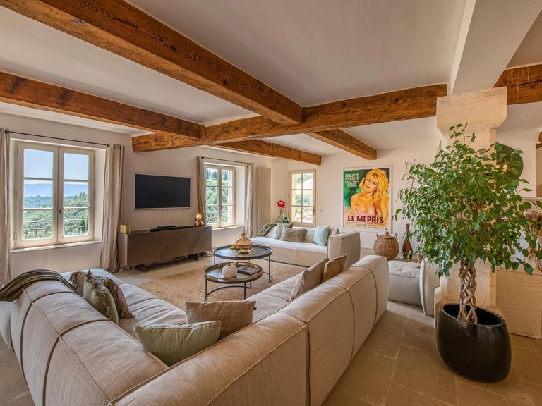 Villa for Sale in Gordes, The Luberon / Vaucluse 7
