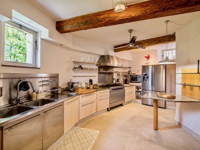 Villa for Sale in Gordes, The Luberon / Vaucluse 9