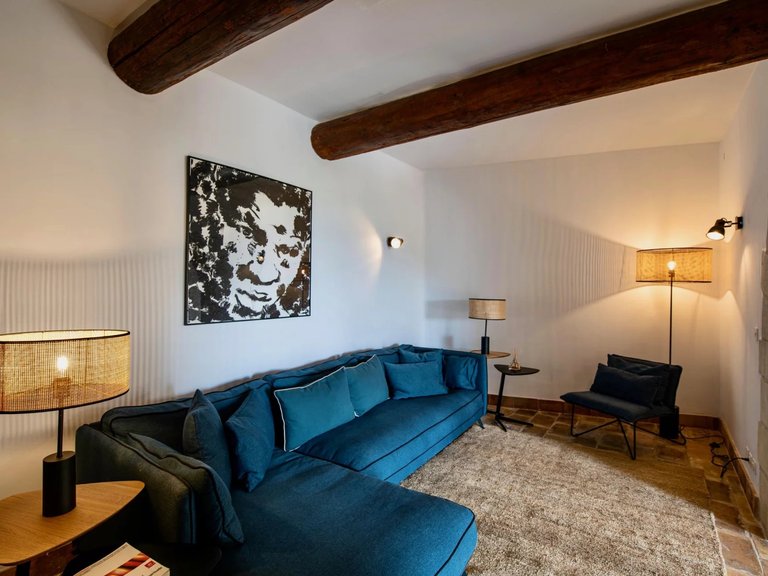 Villa for Sale in Gordes, The Luberon / Vaucluse 10
