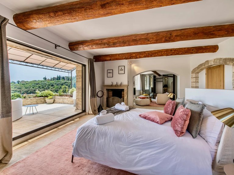 Villa for Sale in Gordes, The Luberon / Vaucluse 11