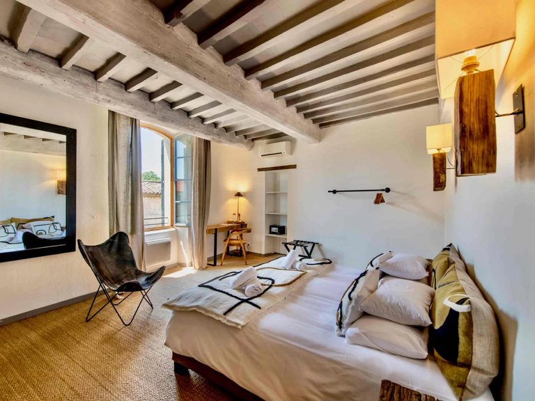 Villa for Sale in Gordes, The Luberon / Vaucluse 9