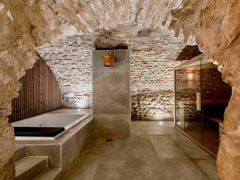 Villa for Sale in Gordes, The Luberon / Vaucluse 11