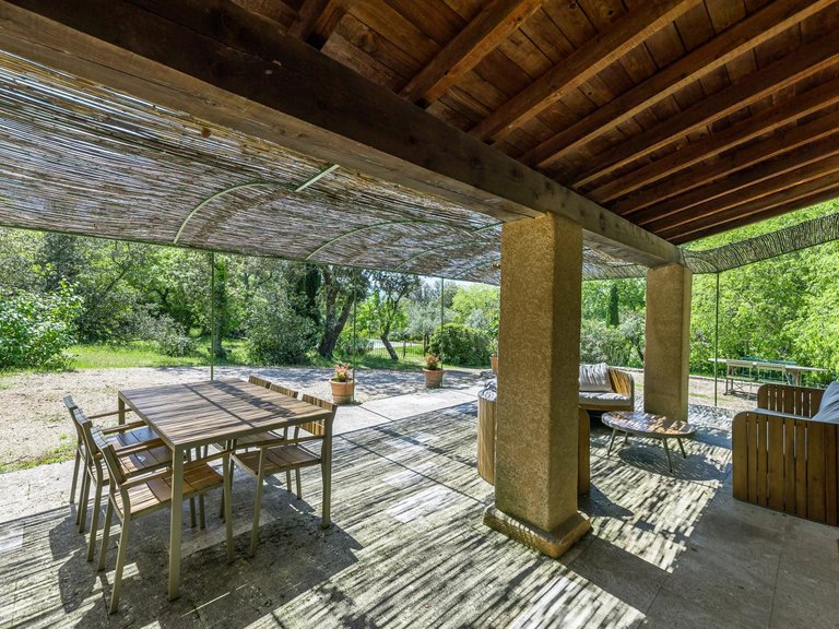 Villa for Sale in Gordes, The Luberon / Vaucluse 3