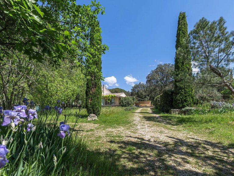 Villa for Sale in Gordes, The Luberon / Vaucluse 5