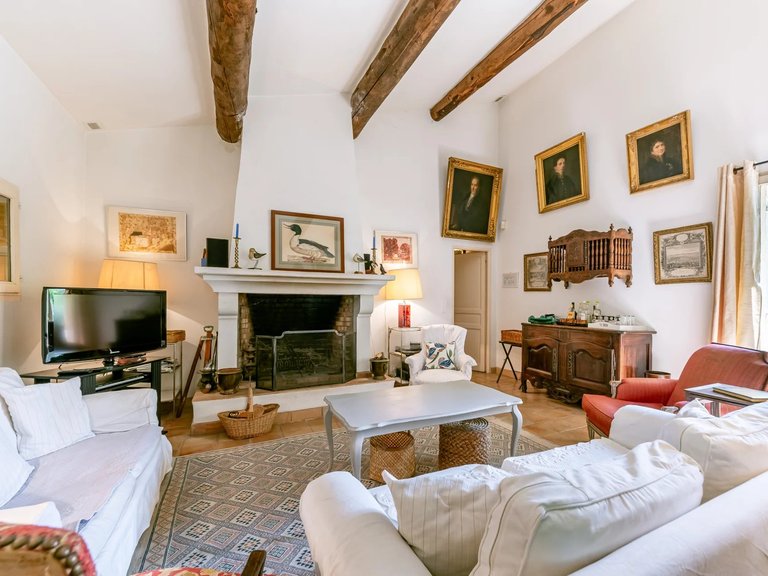 Villa for Sale in Gordes, The Luberon / Vaucluse 6