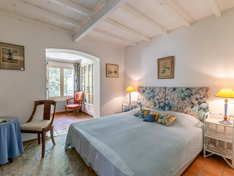 Villa for Sale in Gordes, The Luberon / Vaucluse 8