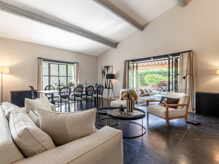 Villa for Sale in Menerbes, The Luberon / Vaucluse 14