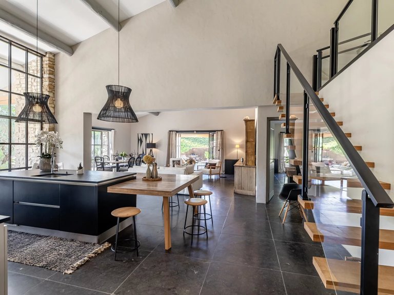 Villa for Sale in Menerbes, The Luberon / Vaucluse 15